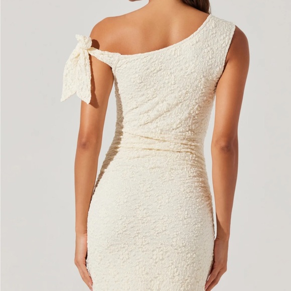 Astr Cream Textured One-Shoulder Dress - Picture 4 of 12